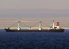 El barco griego MV Centauri liberado por los piratas en aguas somales. (Foto AFP)
