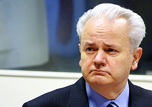 Milosevic, durante su comparecencia ante el Tribunal de La Haya. (Foto: AP)