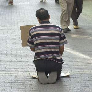 Imagen de un mendigo pidiendo limosna en Palma. (Foto: Pep Vicens)