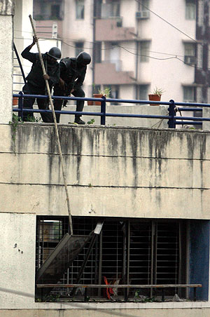 Fuerza de seguridad indias, en el centro Narimam. (Foto: REUTERS)