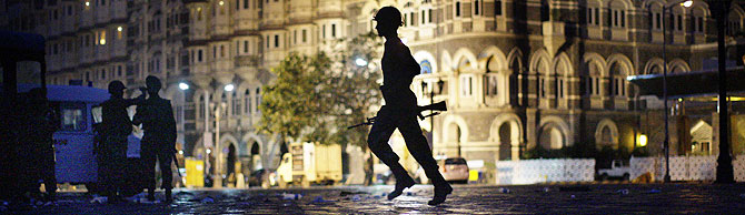 Un soldado indio corre junto al hotel Taj Mahal, atacado el mircoles. (Foto: AP)