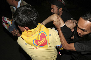 Miembros de la oposicin evacuan a una mujer herida por la explosin. (Foto: REUTERS)