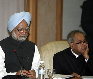 El primer ministro, Manmohan Singh, y el titular de Exteriores, Pranab Mukherjee. (Foto: AFP)