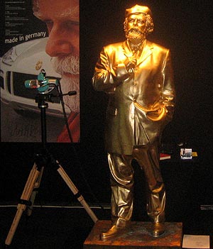 Un expositor alemn propone a sus clientes esculturas clnicas de oro. (Foto: D. Utrilla)