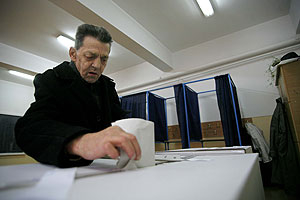 Un hombre deposita su voto en Bucarest. (Foto: REUTERS)