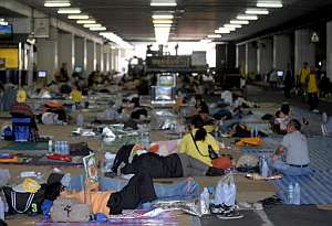 Decenas de opositores al Gobierno tailands acampan en el aeropuerto de Don Muang. (Foto: AFP)