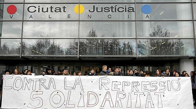 Concentracin de los estudiantes ante la Ciudad de la Justicia de Valencia. (Foto: Benito Pajares)
