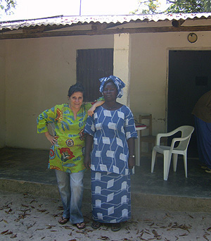 Carmen Echezarreta, junto a Safiatou Diatta. (Foto: C.E.)