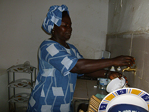 Safi trabajando en la cocina de la casa de Oussouye. (Foto: C.E)