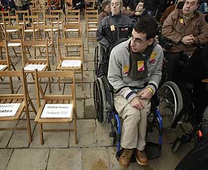 Varias personas en silla de ruedas en un acto. (Foto: Iaki Andrs)
