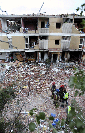 Estado del bloque de viviendas de Gav tras la explosin. (Foto: Efe)