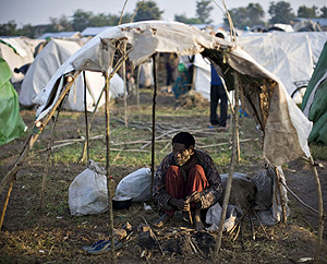 Un hombre desplazado en un refugio precario en el campamento de Kiwanja. (Foto: Reuters)