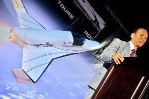 Jules Klar, el fundador y director de la empresa RocketShip Tour, durante la presentacin de los vuelos espaciales privados que ofrecer junto con la compaa XCOR. (Foto: AFP).