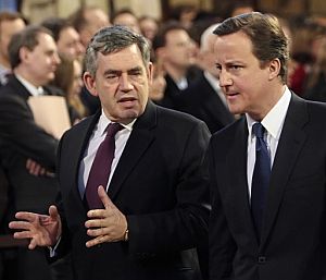 Gordon Brown conversa con el lider de la oposición, David Cameron. (Foto: AFP)