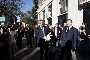 Un grupo de personas aplaude al juez a su llegada al Palacio de Justicia de Murcia. (Foto: EFE)