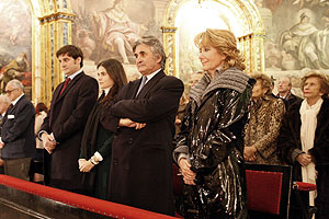 Aguirre, con su familia, en la iglesia de San Antonio de los Alemanes, en Madrid. (Foto: SERGIO GONZÁLEZ)