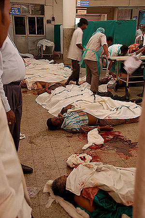 Los cadveres de algunas de las vctimas del atentado terrorista yacen en el suelo de un hospital de Bombay, (Foto: EFE)