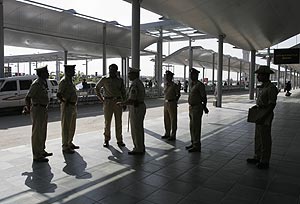 La Polica india vigila el aeropuerto internacional de Bangalore. (Foto: AP)