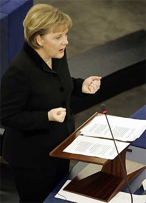 La canciller alemana Angela Merkel durante su discurso ante el Parlamento Europeo. (Foto: AP)