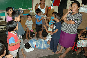 Indgenas afectados por las inundaciones de Panam, refugiados en una escuela. (Foto: EFE)