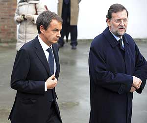 Zapatero y Rajoy, en Azpeitia, donde han visitado la capilla ardiente. (Foto: REUTERS)