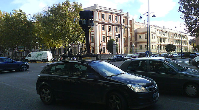 Uno de los coches de Google aparcado en Valladolid. (Foto: J. scar Alonso)