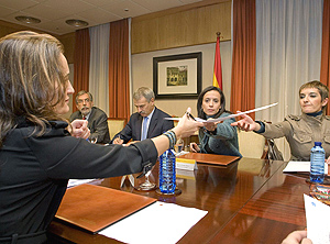 Momento de la firma del acuerdo. (Foto: EFE)