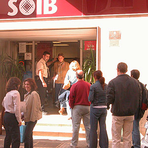 Cola de parados delante del Soib (Foto: El Mundo).