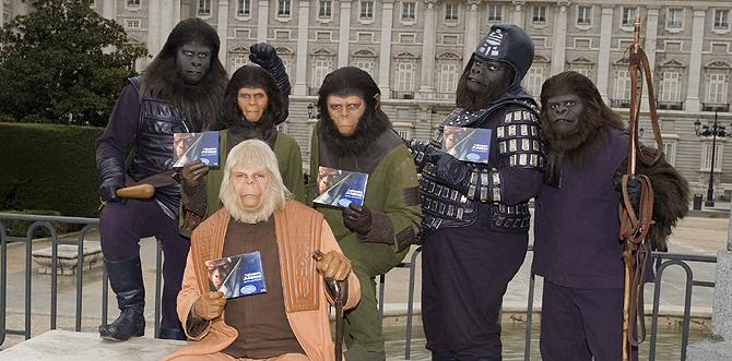 Los simios, frente al Palacio Real. (Foto: elmundo.es)