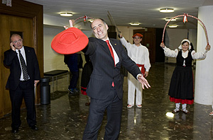 Iaki Goirizelaia baila una danza tpica vasca para celebrar su eleccin. (Foto: EFE)