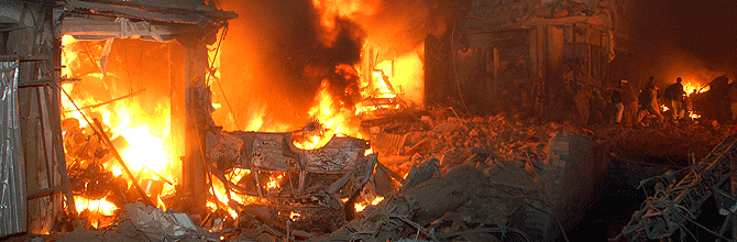 Edificios en llamas tras el atentado en Peshawar. (Foto: AFP)