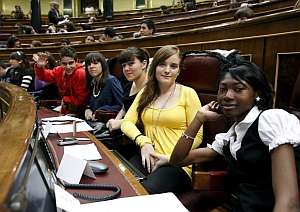 Unos cuantos nios de secundaria, en los escaos del Congreso. (Foto: EFE)