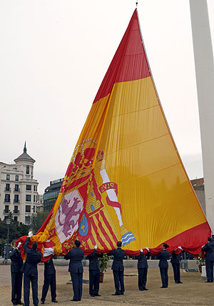 Izado de la bandera en la plaza de Coln en Madrid. (Foto; EFE)