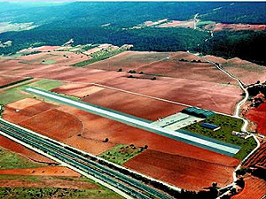 La pista e infraestructuras aeroportuarias ubicadas en Requena (Foto: EL MUNDO).