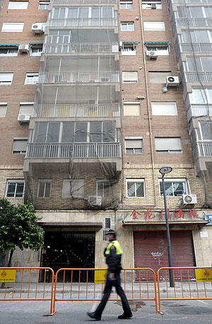 Fachada del edificio daado que ha tenido que ser apuntalado (Foto: EFE).