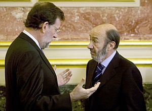 Rajoy y Rubalcaba, tras el acto conmemorativo. (Foto: AFP)