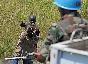 Unos nios bromean con un soldado de los 'cascos azules' cerca del campo de refugiados de Mugumba. (Foto: AFP)