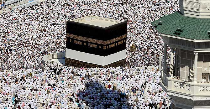 Decenas de miles de musulmanes rodean el santuario de Kaaba en la Gran Mezquita de la Meca el pasado viernes. (Foto: EFE)