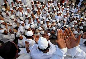 Indios musulmanes rezan mientras participan en una protesta silenciosa hacia los atentados de Bombay. (Foto: EFE)