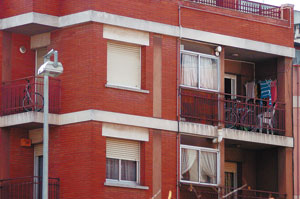 Fachada del edificio donde supuestamente se produjeron los malos tratos. (Foto: EL MUNDO)