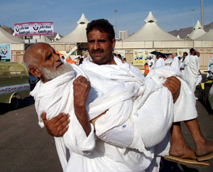 Un hombre carga a su anciano padre por una calle de Arafat durate la peregrinacin. (Foto: EFE)