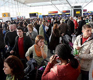 Colas en el aeropuerto de Stansted esta maana (Foto: EFE)
