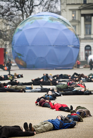 Activistas ambientales se manifiestan para denunciar la amenaza del cambio climtico en las calles de Poznan. (Foto. AFP)