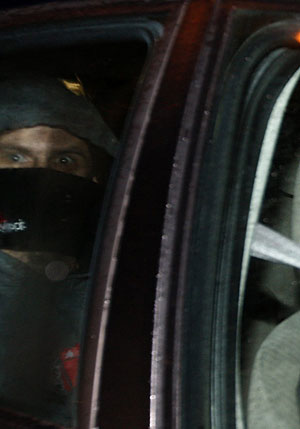 Uno de los etarras detenidos, a su llegada a Bayona. (Foto: REUTERS)