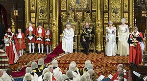 La Reina, junto a su squito y frente a los lords. (Foto: Reuters / Pool)