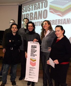 Mercedes Cantalapiedra, concejal de Cultura, sostiene el cartel junto a Rubn Alonso, director de cine, y Cristina Fontaneda, directora del Museo. (Foto: ICAL)