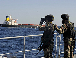 Miembros de la armada francesa realizan labores de vigilancia frente a Somalia. (Foto: EFE)