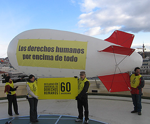 Amnista ha elevado un zepeln sobre el cielo de Madrid para pedir que los derechos humanos estn por encima de todo. (Foto: Marta Arroyo)