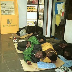 Gente durmiendo en un cajero (Foto: El Mundo).