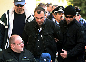 El polica Epaminondas Korkoneas (centro), en Atenas. (AP)